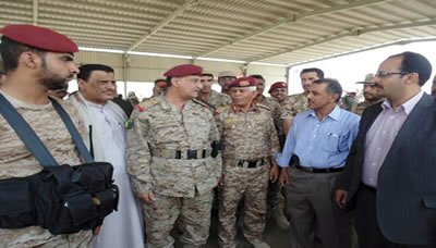 وزير الدفاع ومحافظ حضرموت يتفقدان العمل في منفذ الوديعة البري