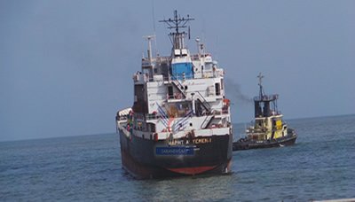 عطل فني كاد أن يتسبب في جنوح السفينة (نفط اليمن 1) بميناء المكلا