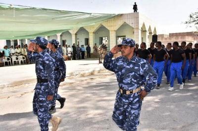 بحضور عدد من المسؤلين العسكريين والمدنيين احتفال بهيج بتخرج دفعة مستجدين في الامن العام بمديرية غيل باوزير‎