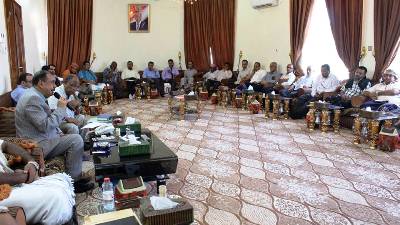 محافظ حضرموت يؤكد لدى لقائه الغرفة التجارية على أهمية توفير وتأمين كافة الاحتياجات الغذائية للمواطنين