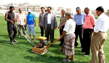 محافظ حضرموت يطلع على سير العمل في مشروع تعشيب ملعب بارادم لكرة القدم بالمكلا