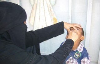 مدير عام مديرية حريضة يدشين حملة التطعيم بالمديرية 
