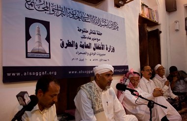 في مركز ابن عبيدالله السقاف .. المجتمع يناقش مدير الأشغال العامة والطرق بالوادي