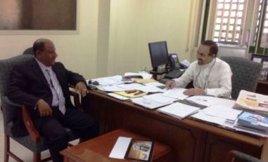 بحث تطوير آفاق التعاون بين مؤسسة باكثير بمحافظة حضرموت وصحيفة عكاظ السعودية