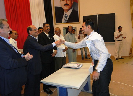 الفائز الأول على مستوى وادي حضرموت في  الثانوية العامة ابوبكر إبراهيم الكاف لا أحب السهر إطلاقا وعائلتي سر تفوقي  