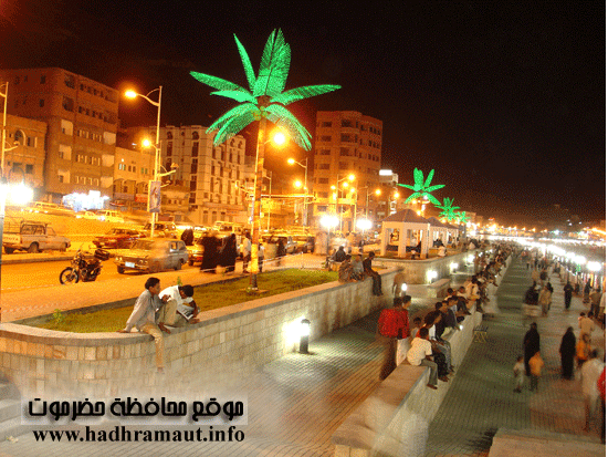 منظر ليلي للخور مع بعض الناس