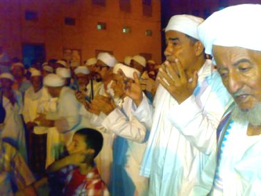 مسجد طه بن عمر الصافي بمدينة سيئون يختفي بختم القران الكريم ويودع الشهر الفضيل