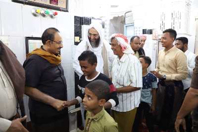 محافظ حضرموت يؤدي صلاة الجمعة مع جموع المصلين بجامع عُمر بالمكلا