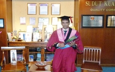 الباحث محمد فائز الجابري ينال الماجستير بامتياز من جامعة التكنولوجيا الماليزية ويُكرم كأفضل طالب ماجستير على مستوى الكلية