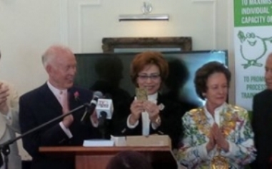 العالمة اليمنية مناهل ثابت تفوز بجائزة "أبن سيناء" العالمية المرموقة الخاصة بالباحثين الأكثر تميزا