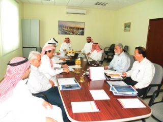 بنسبة إنجاز 40% .. أعضاء مجلس إدارة الشركة العربية للاسمنت يجتمعون بالمكلا