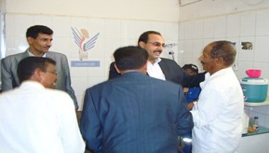 محافظ حضرموت يطمئن على صحة عميد كلية المجتمع وأحوال المؤرخ عبدالرحمن الملاحي