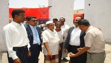 محافظ حضرموت يوجه بترميم السوق الشعبي للحلويات في الشحر