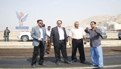 محافظ حضرموت يدشن مشروع سفلتة الشوارع الجديدة في المكلا