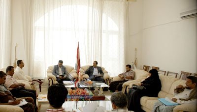 هيئة محلي حضرموت تستمتع لمعالجات آثار جنوح الباخرة (شامبيون 1)