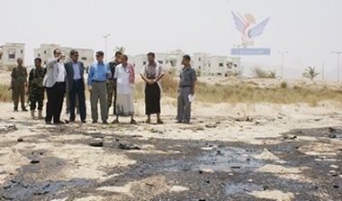 محافظ حضرموت يطلع على أضرار التلوث البيئي في شواطئ المكلا