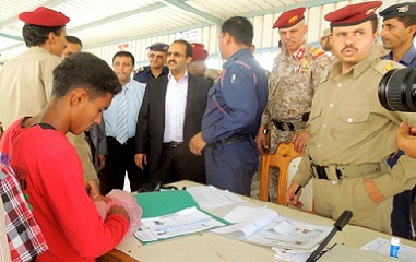 محافظ حضرموت يزور مركز المتقدمين للكليات العسكرية في اللواء 27 ميكا بالمكلا