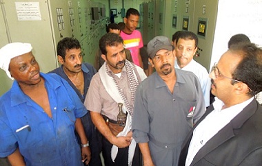 محافظ حضرموت يطلع على تنفيذ مشروع إعادة تأهيل محطة الريان للكهرباء