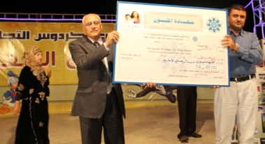 بنك اليمن والكويت للتجارة والاستثمار يمنح شهادة المليون للأخت هناء كليم من عدن