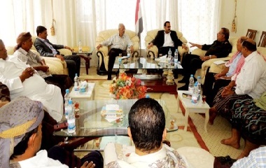 محافظ حضرموت ونائب وزير الداخلية يطلعا المجلس المحلي في المكلا على المستجدات الأمنية