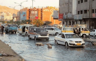 عجز مالي ومماطلة في تسديد المديونية محلية المياه والصرف الصحي بساحل حضرموت .. أني أغرق .. أغرق