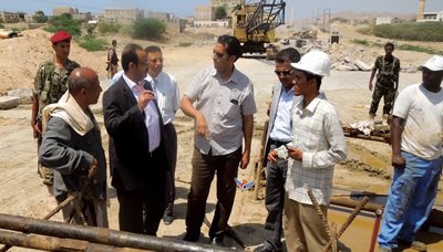 محافظ حضرموت يتفقد سير الأعمال الإنشائية في تنفيذ جسرين غرب مدينة المكلا
