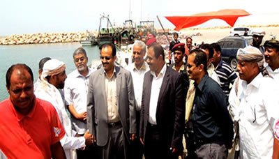 وزير الثروة السمكية ومحافظ حضرموت يتفقدا نشاط ميناء الشحر السمكي