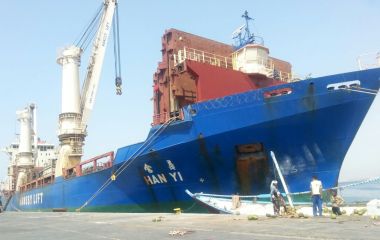 متوجهة لدولة الكويت مغادرة الباخرة ( HAN  YI ) بعد شحنها بحفًار شركة نفطية عاملة بحضرموت