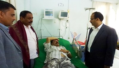 وزير الثروة السمكية ومحافظ حضرموت يطمئنان على صحة القاص والروائي صالح باعامر