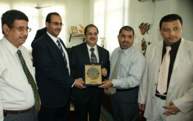 السفير الهندي يزور كليتي الطب والهندسة بجامعة حضرموت