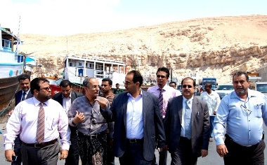 محافظ حضرموت والسفير الهندي يطلعان على نشاط ميناء المكلا