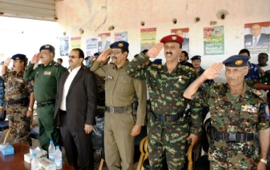 محافظ حضرموت ونائب وزير الداخلية يتفقدا الوحدات الأمنية بالمحافظة