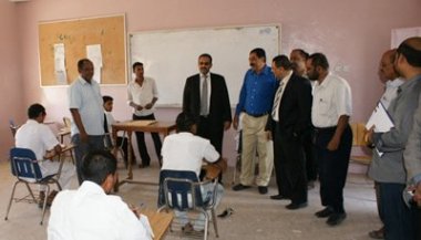 محافظ حضرموت يتفقد سير الامتحانات في المعهد الصحي بالمكلا
