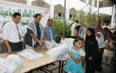 محافظ حضرموت يدشن توزيع كسوة عيد الفطر لمؤسسة الصالح