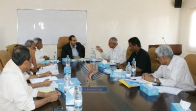 مناقشة الخطط الاستثمارية والمالية وتحصيل المديونية لمؤسسة المياه والصرف الصحي بساحل حضرموت