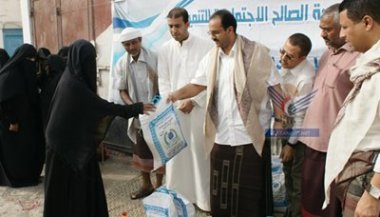 محافظ حضرموت يدشن المعونات الغذائية المقدمة من مؤسسة الصالح الاجتماعية للتنمية
