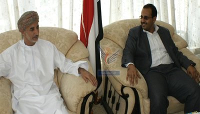 مباحثات يمنية عمانية لتشغيل خط ملاحي بين مينائي المكلا وصلالة لشحن الحاويات