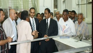وزير الثروة السمكية يتفقد نشاط عدد من المرافق السمكية في حضرموت