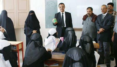 نائب وزير التربية يتفقد سير العملية التعليمية في مدرسة السيدة زينب بالمكلا