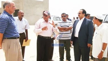 محافظ حضرموت يتفقد العمل في مشروع تطوير حقول آبار فلك