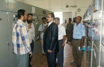 محافظ حضرموت يزور محطتي التوليد في المنورة وخلف