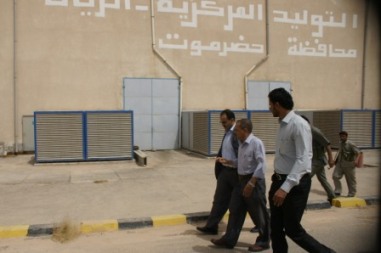 محافظ حضرموت يطلع على إعادة تأهيل محطة الريان بتكلفة 21 مليون و900 الف يورو