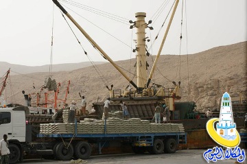 تصدير 2600 طن ضمن 80000 طن في عدة شحنات تصدير أول شحنة من أسمنت حضرموت عبر ميناء المكلا إلى الصومال 