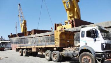 تصدير أول شحنة من الحديد إلى الأردن عبر ميناء المكلا