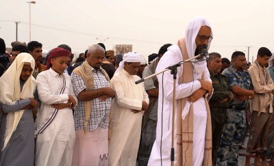 نائب رئيس مجلس القيادة الرئاسي البحسني يؤدي مع القادة العسكريين والأمنيين والمدنيين بحضرموت صلاة عيد الأضحى بالمكلا