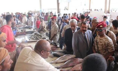 محافظ حضرموت يتفقد أحوال الصيادين وبائعي السمك في سوق الأسماك المركزي بمدينة المكلا
