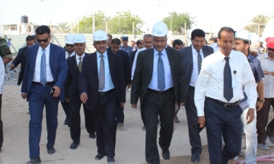 وزير المياه والبيئة يتفقد مشاريع المياه والصرف الصحي في الشحر والديس الشرقية بحضرموت