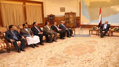 محافظو عدن وحضرموت والحديدة وذمار وصعدة والمهرة يؤدون اليمن الدستورية أمام رئيس الجمهورية