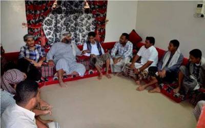 طلاب يافع حضرموت بعدن يمنحوا درع  "فخر يافع" للشيخ عبدالله بن علي جابر تقديرا لجهوده في حل قضية الطفل البطاطي