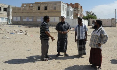 مدير عام الشحر يتفقد العمل في مشروع تحسين وصيانة شبكة كهرباء الشحر